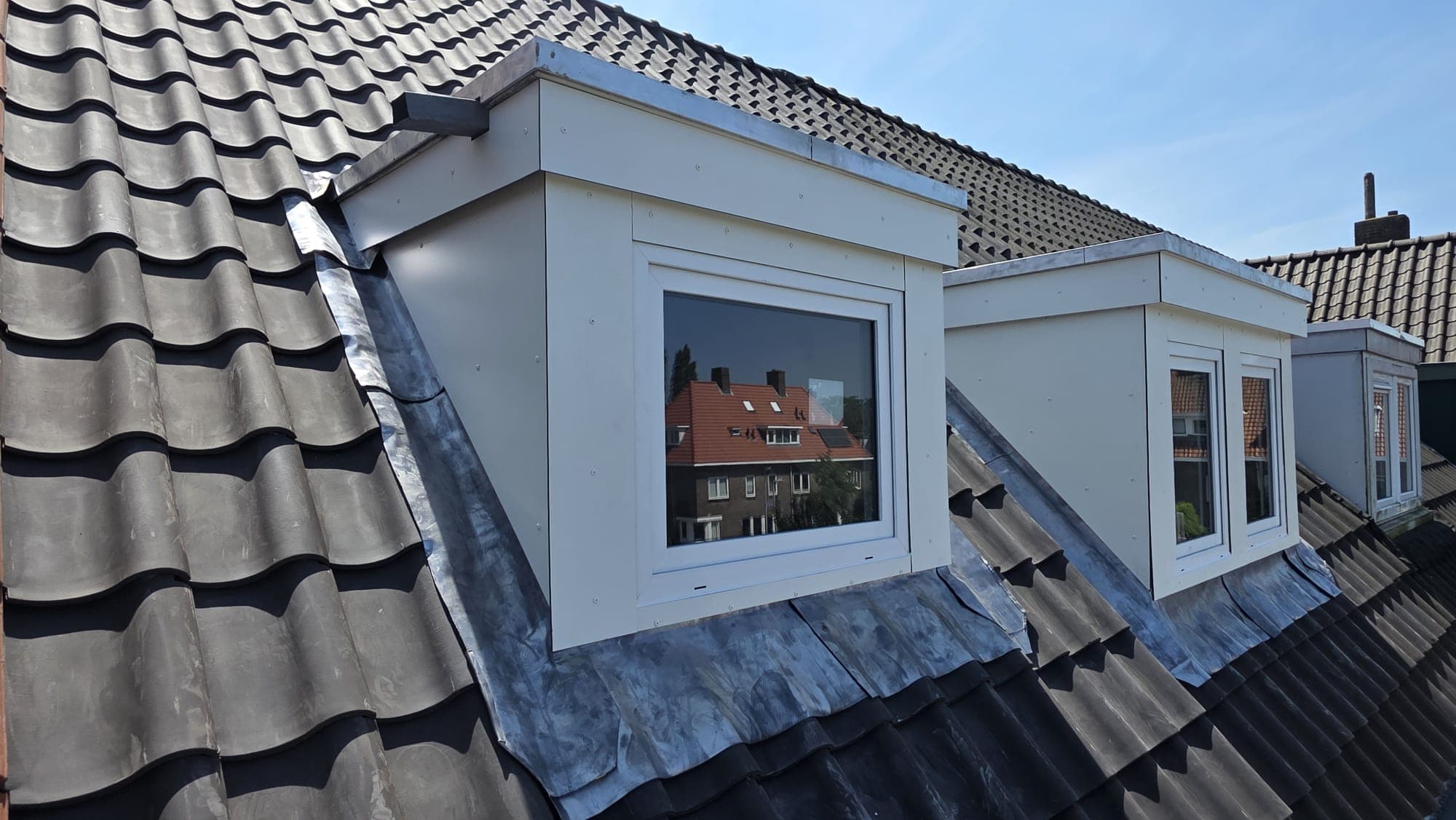 Dakkapel met zorgvuldig loodwerk rondom het kozijn.