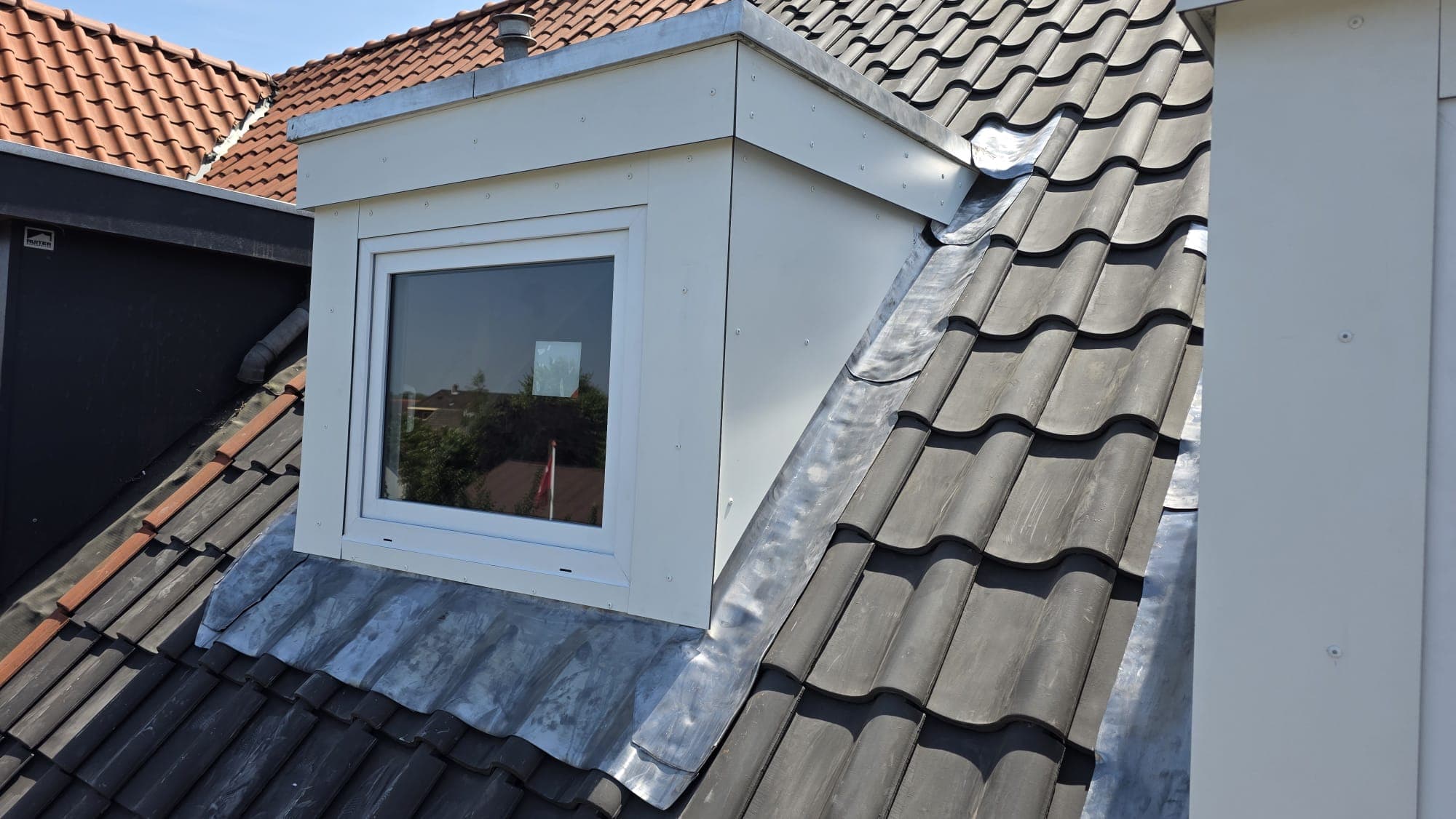 Dakkapel met nauwkeurig lood- en zinkwerk in de details.