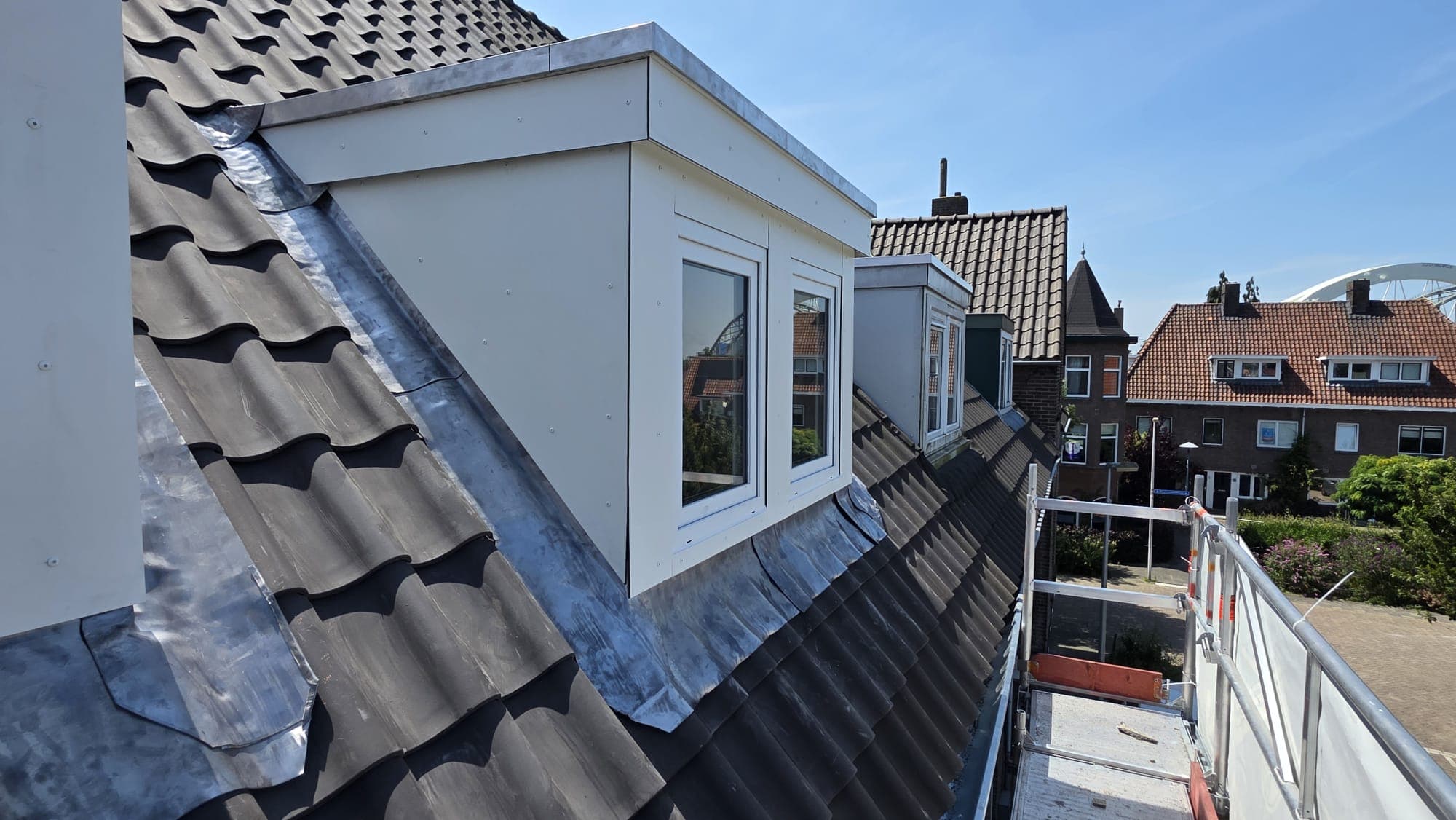 Twee nieuwe dakkapellen op een rij
