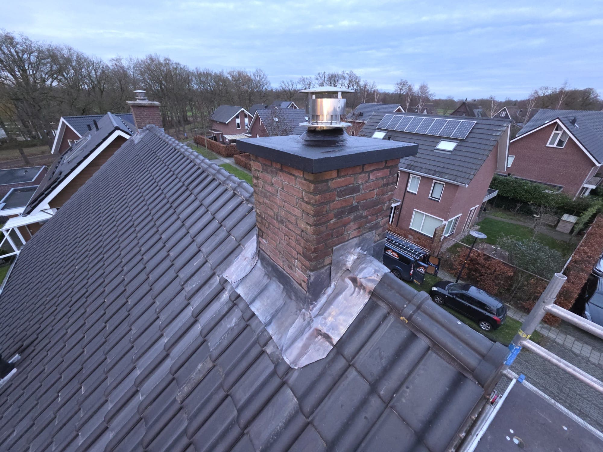 Gerenoveerde schoorsteen met nieuwe kap