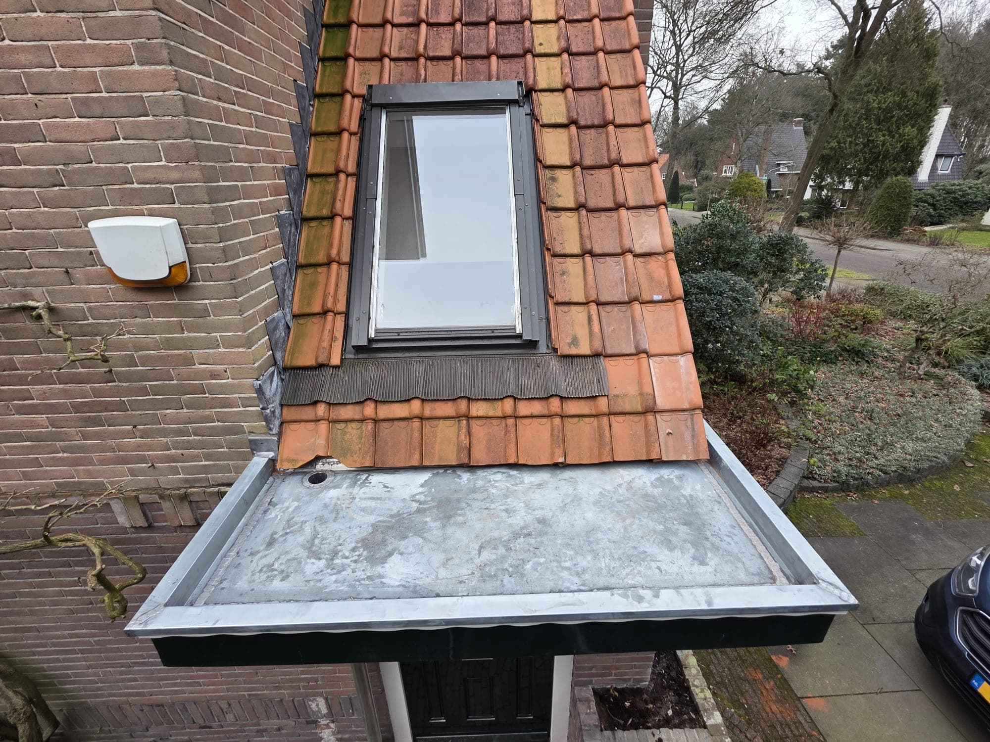 Zinken luifel boven de entree, volledig op maat gemaakt.